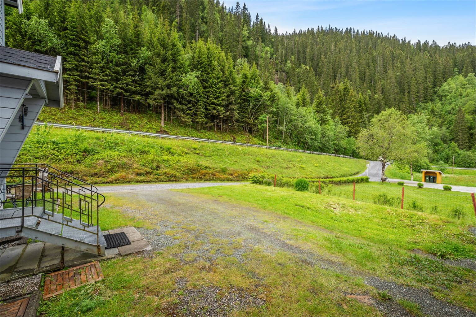 Dagligvarehandelen kan gjøres på Kiwi Støren eller Coop Marked Haltdalen. Ønsker du ytterligere servicetilbud har du blant annet Domussenteret ved Støren, et av regionens største kjøpesenter.