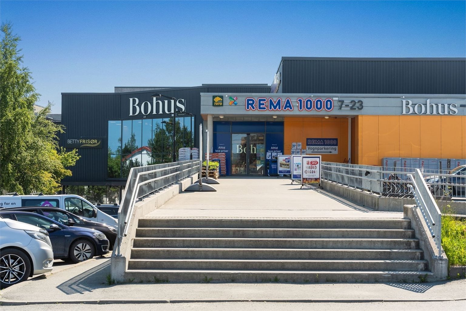 Fra leiligheten er det kort vei til flere dagligvarebutikker. Rema 1000 Moholt ligger ca. 3 minutter gange fra leiligheten og 1 minutt med sykkel og bil.