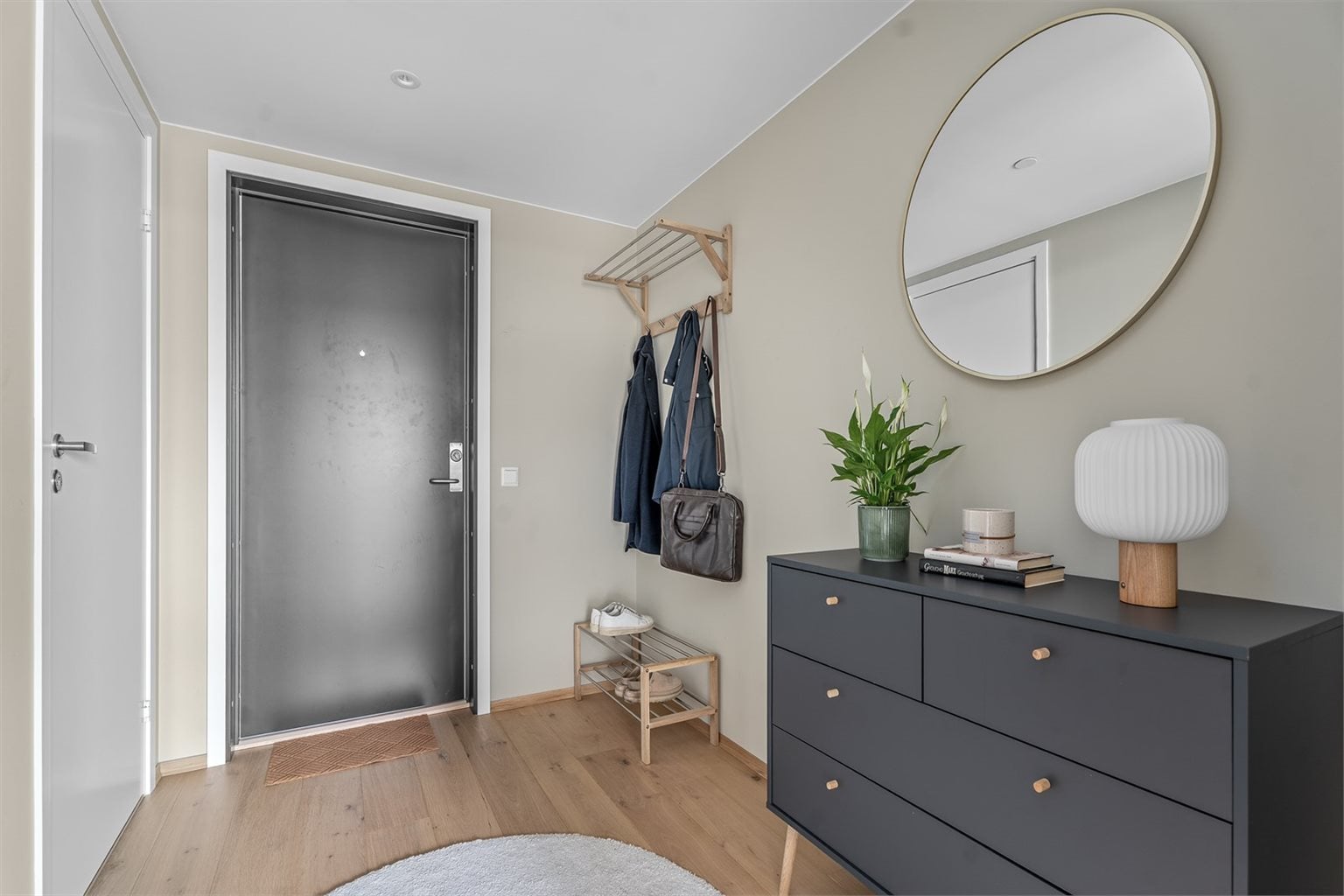 Innbydende entré på 5,8m² med god plass til oppbevaring av både sko og yttertøy. 