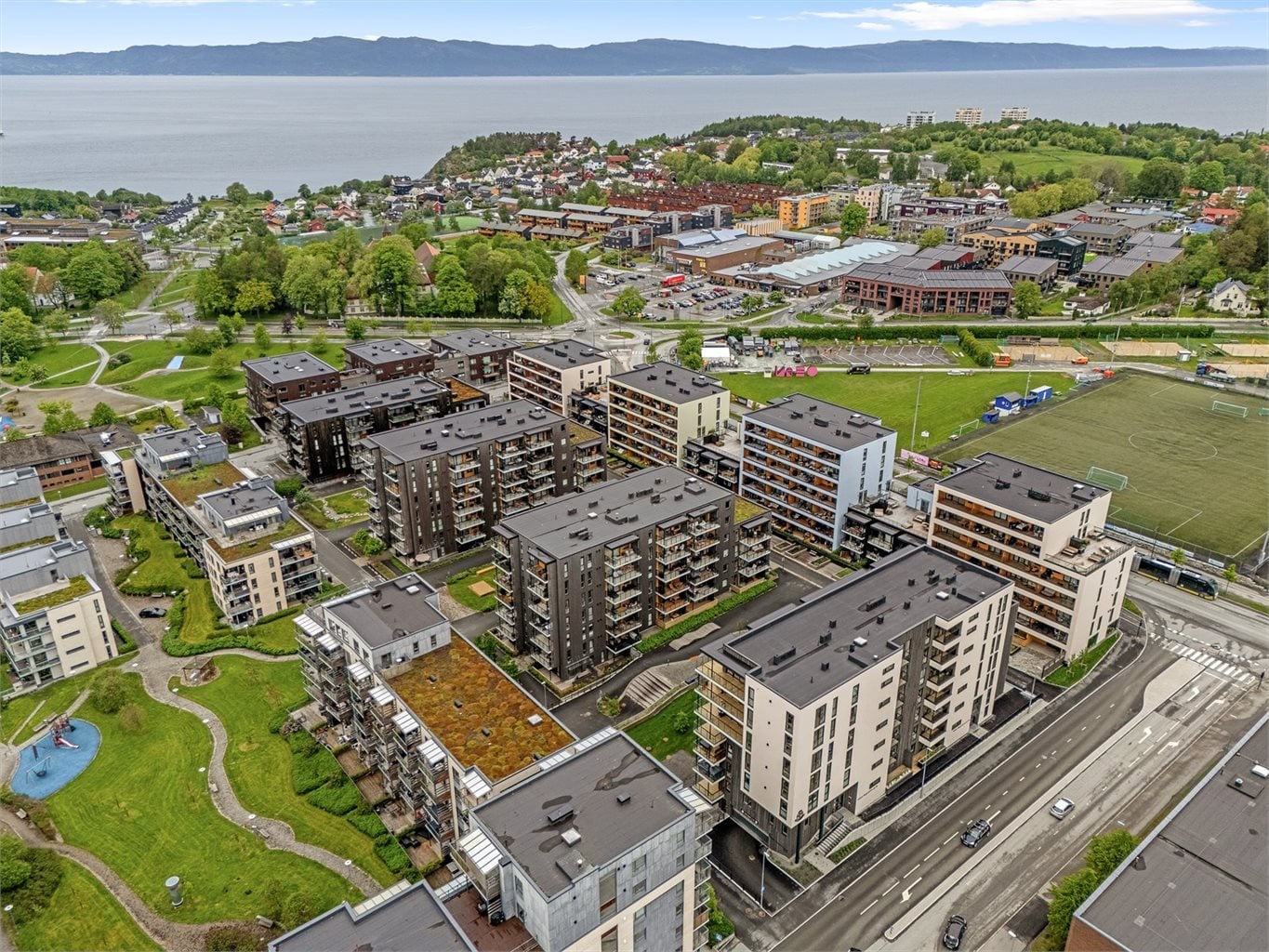 Her bor du med kort vei til det meste du trenger i hverdagen! Bussholdeplass med kort gange, City Lade, Ladetorget, badestrand og idrettsanlegg!