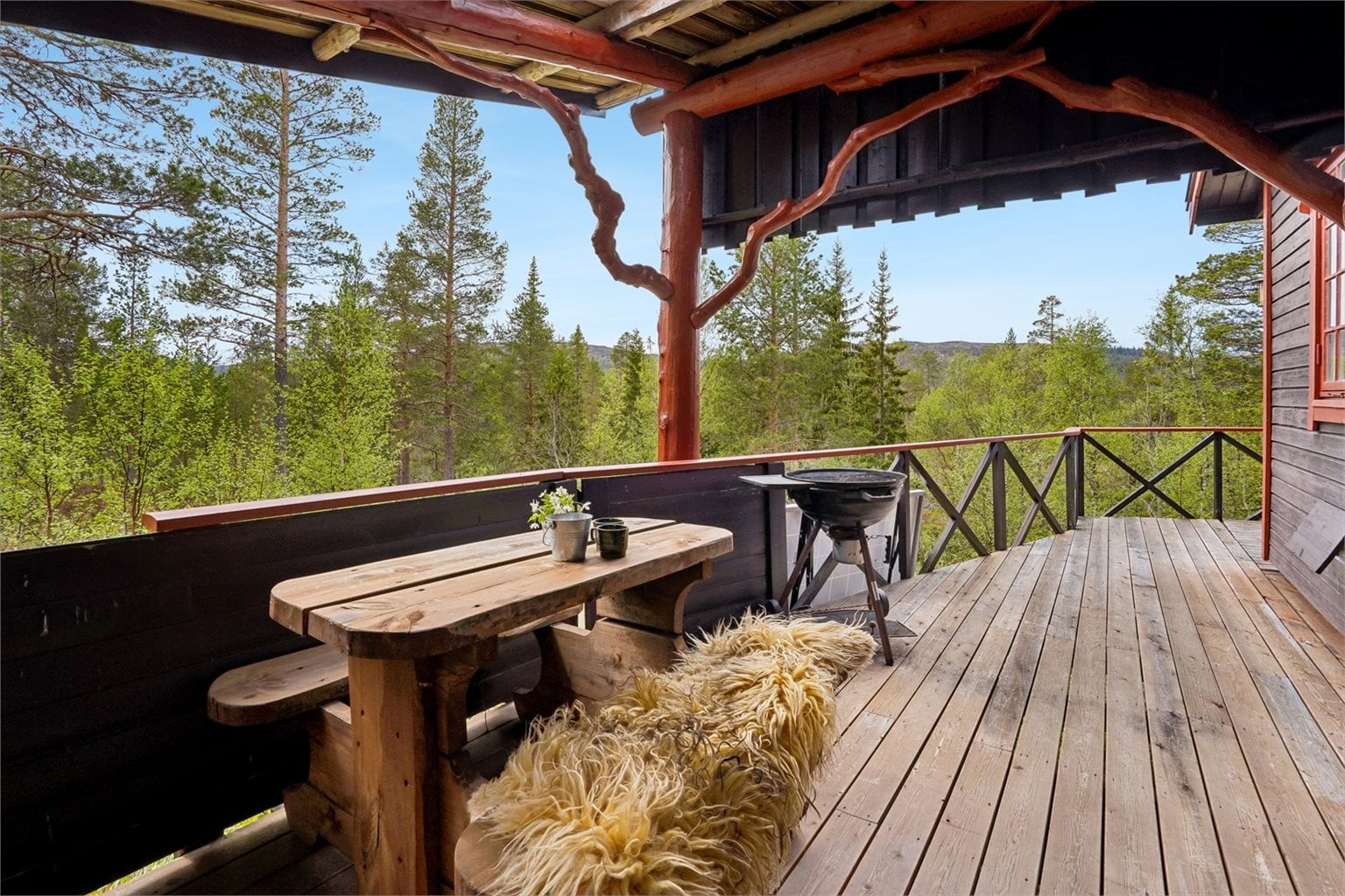 Deler av terrassen er takoverbygd