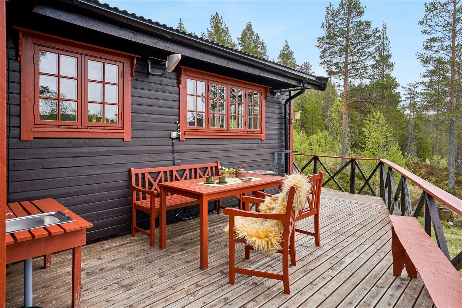 Hytta har stor terrasse på hele 50 kvm.