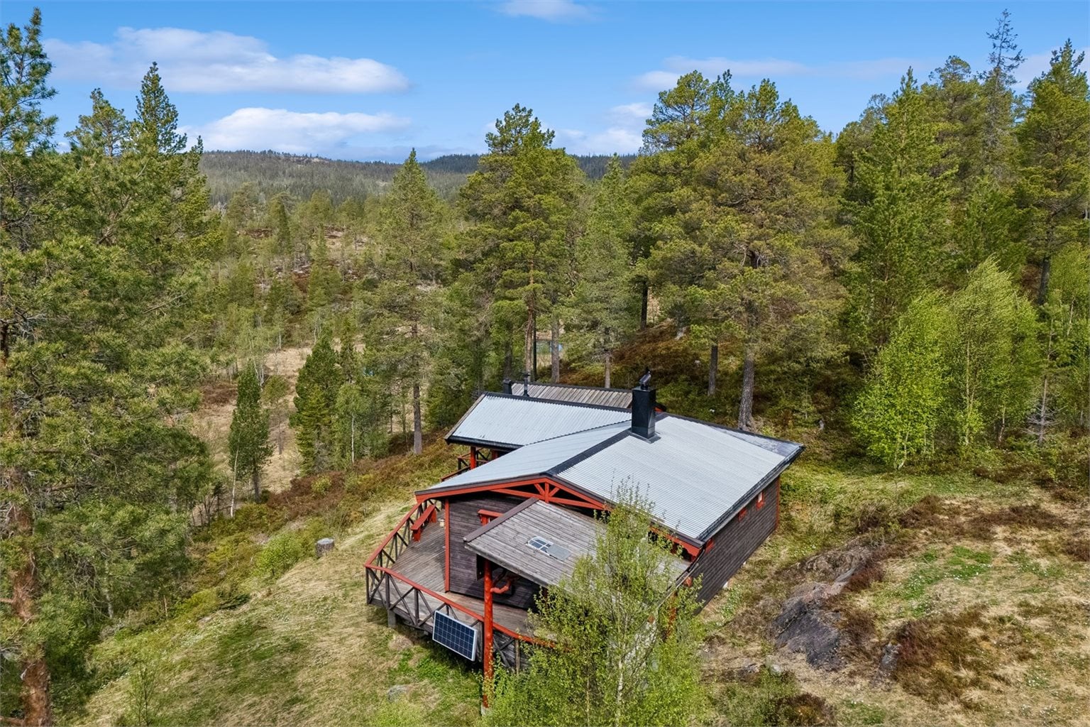 Hytta ligger for seg selv uten innsyn