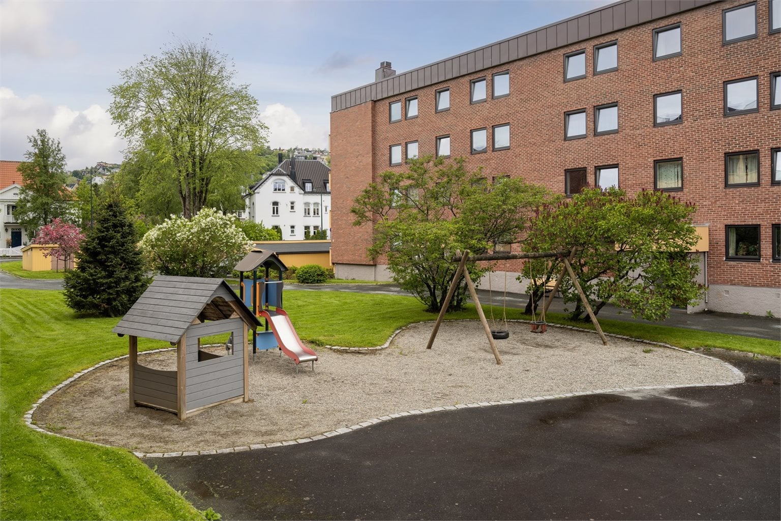 Det også flotte fellesområder med både lekeplass og sosiale sittegrupper. 