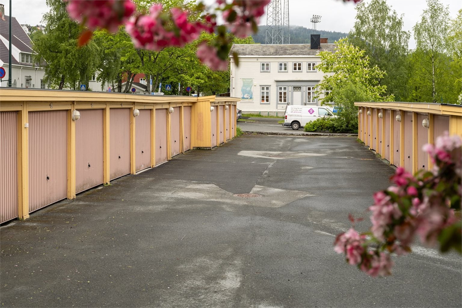 Parkeringsplassene eies av Trondheim kommune og kan tildeles etter søknad til TOBB, dersom det er ledig. Her er det både utendørs parkering og garasjeplass, med mulighet for lading av elbil. Borettslaget disponerer 3 gjesteparkeringsplasser.