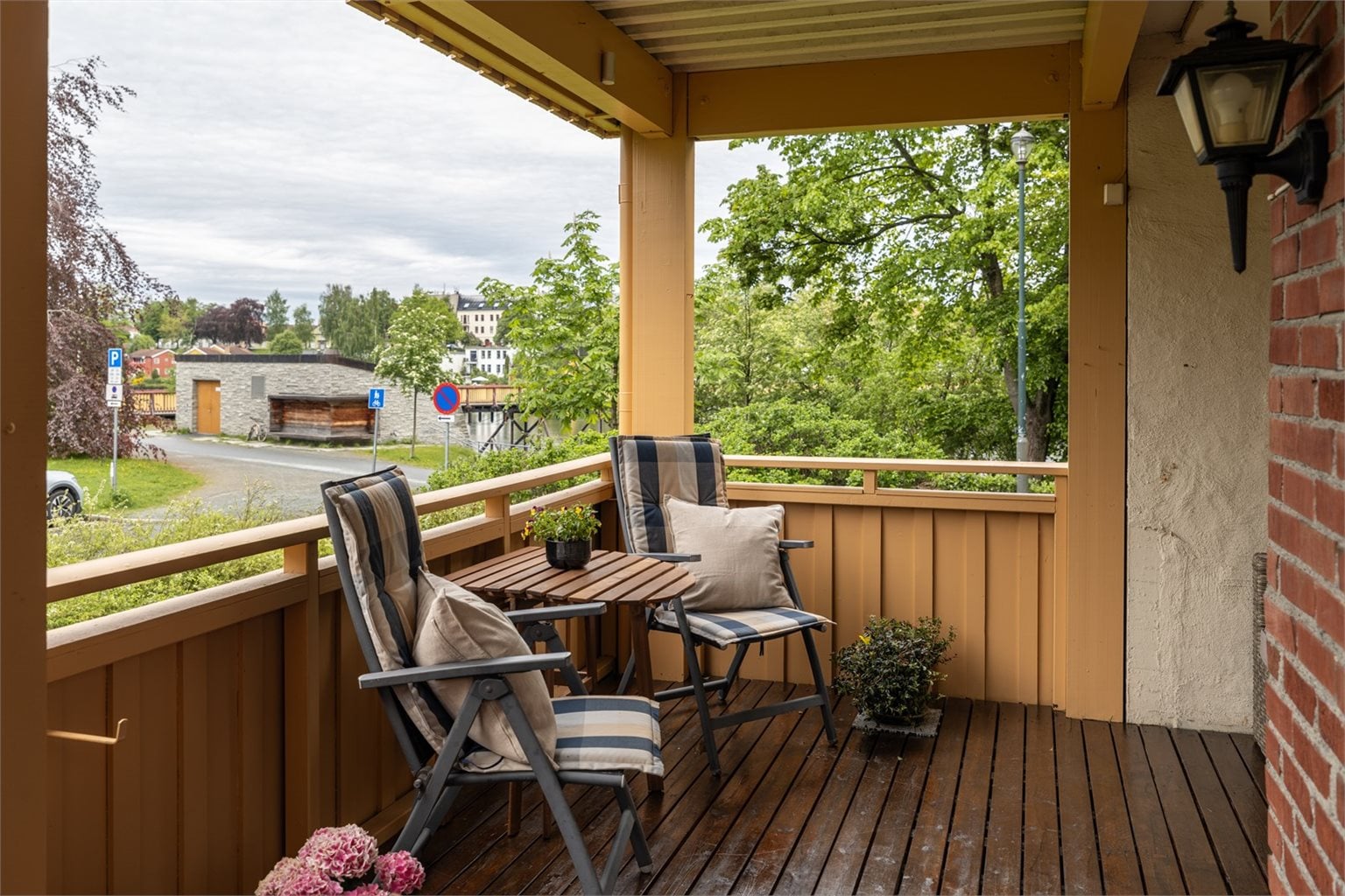 Direkte fra stua ligger leilighetens overbygde veranda. Verandaen er vestvendt og byr på gode solforhold. 