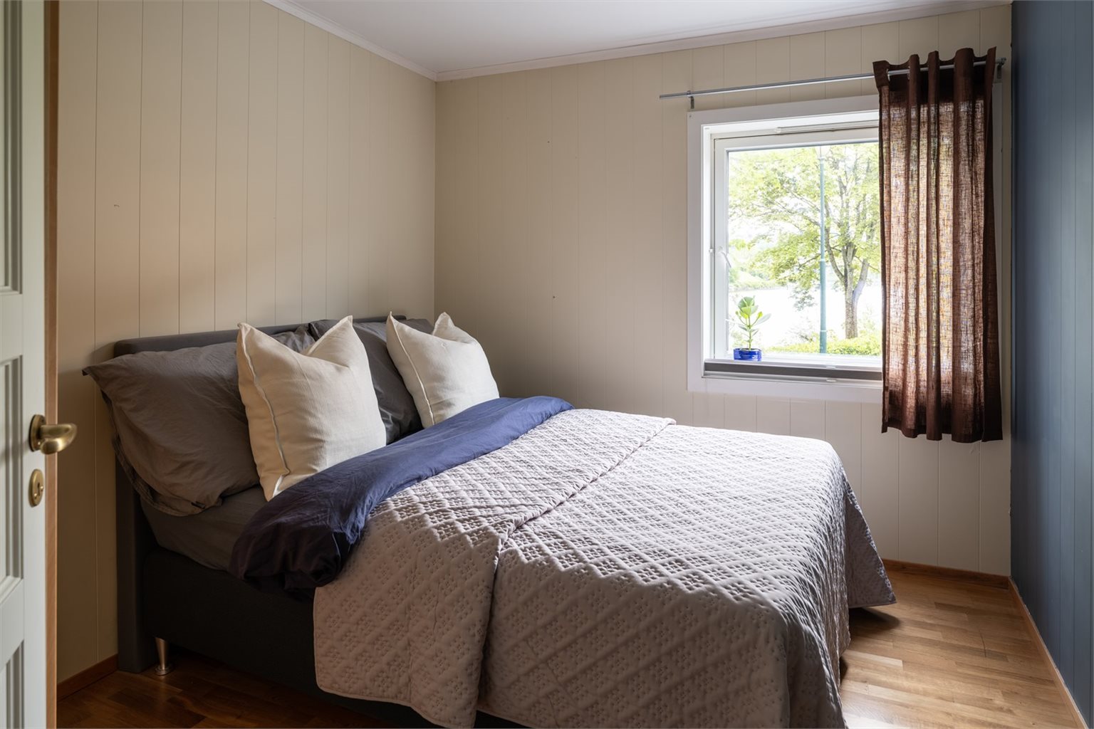 Hovedsoverommet er målt til 9,2m². Her er det god plass til dobbeltseng, nattbord og garderobe.