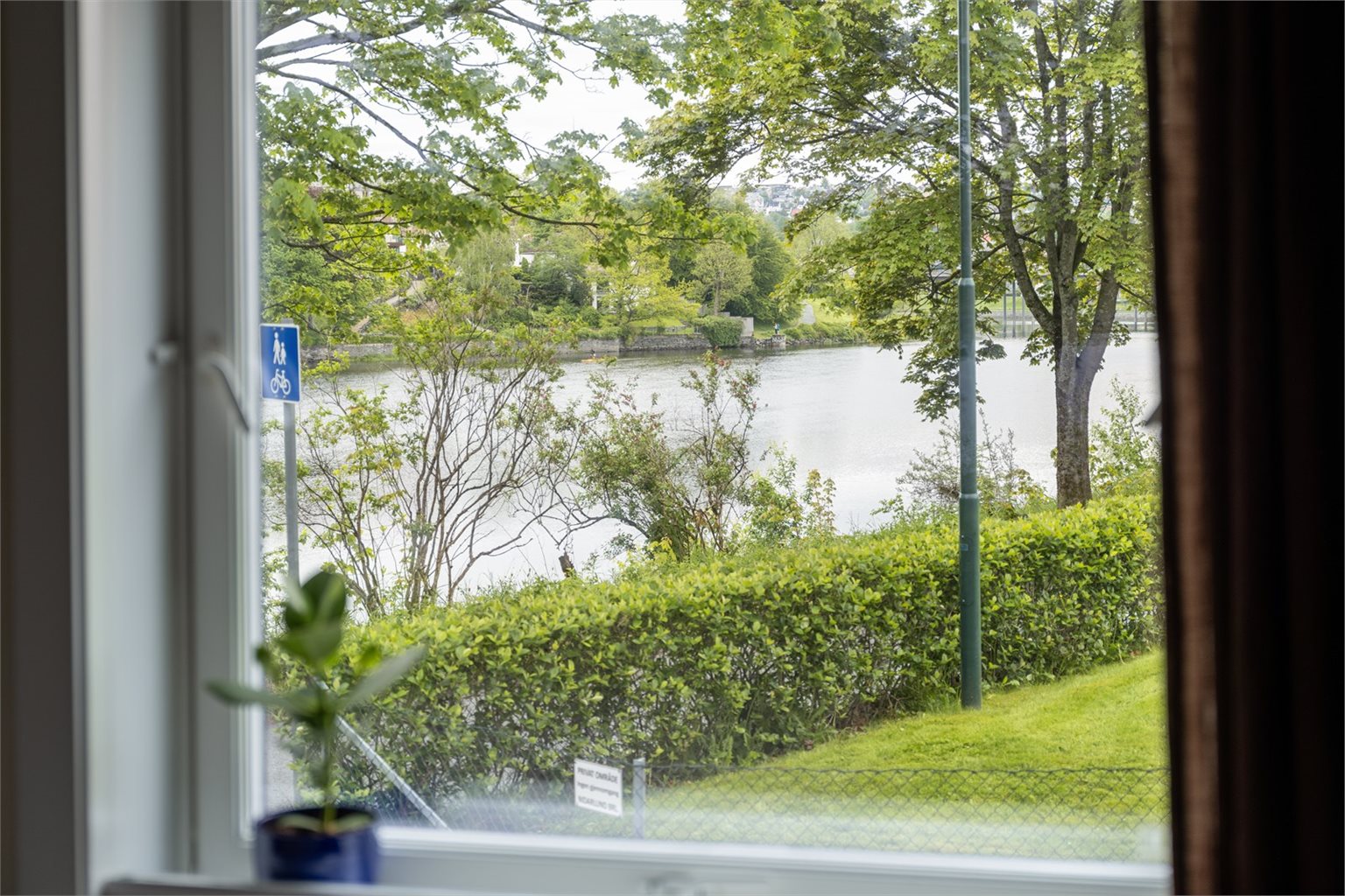 Soverommet vender ut mot rolige omgivelser, samt utsikt over nidelven!