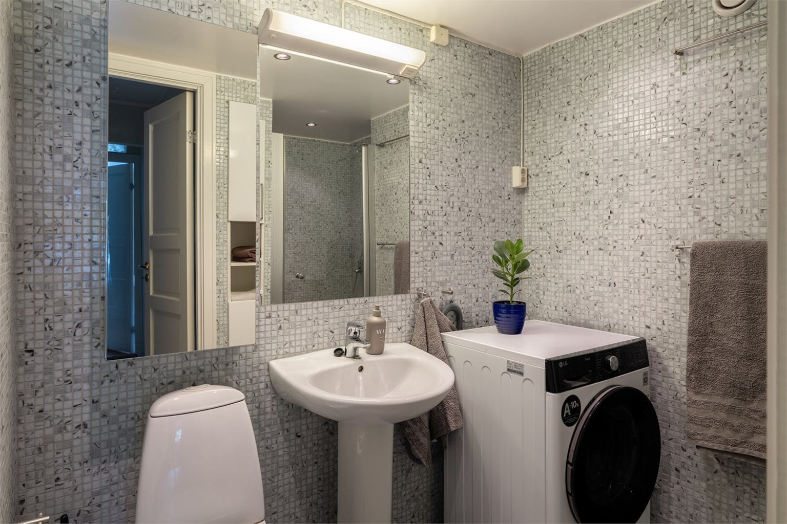 Pent og flislagt bad på 3,9m², delvis oppgradert i 2010.