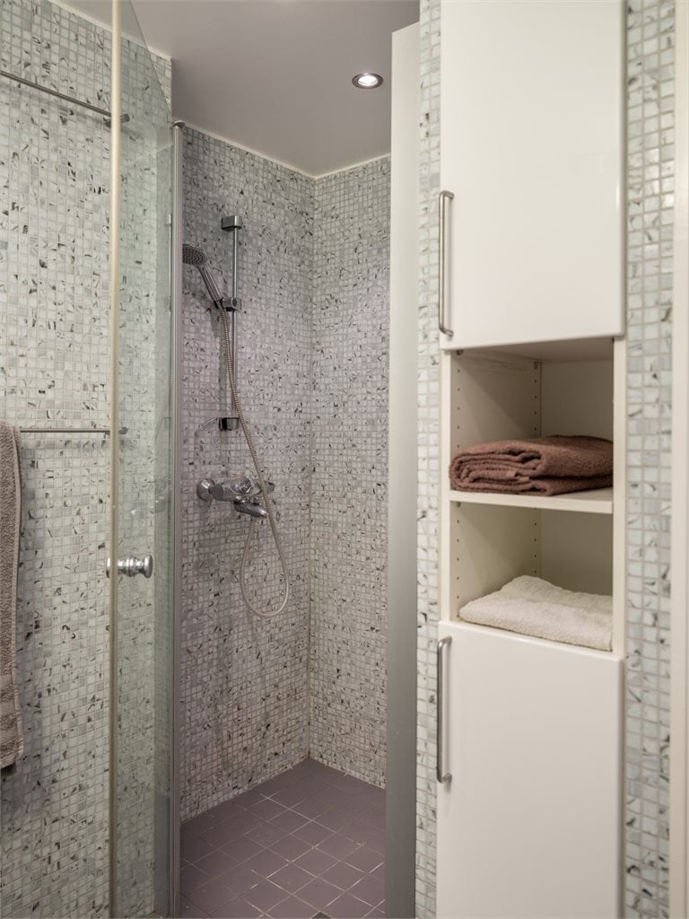 Videre byr badet på dusj, gulvstående toalett, servant og opplegg for vaskemasin.