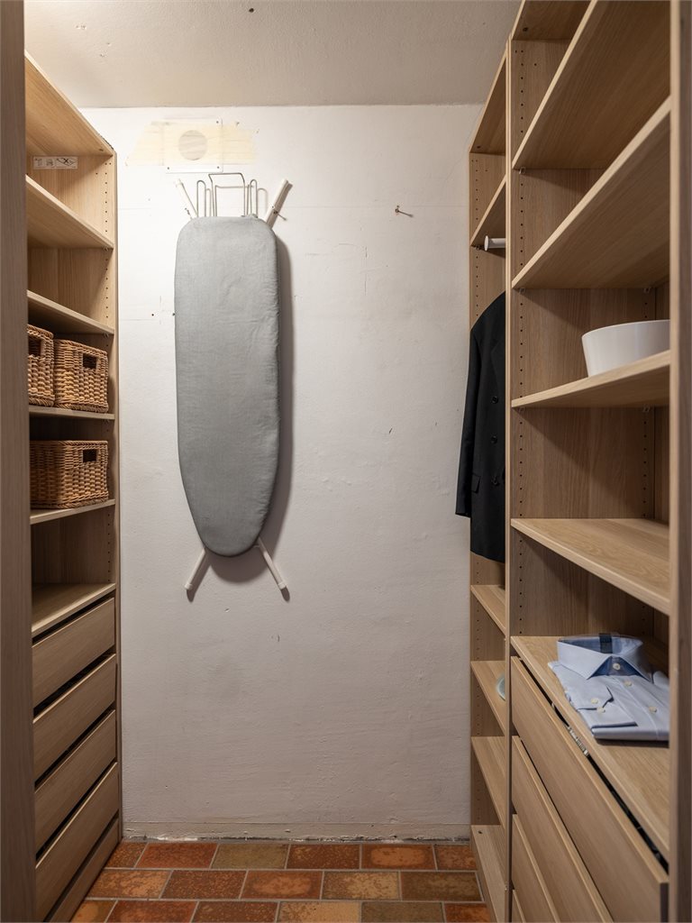 Egen innvendig bod på 2,9m² - perfekt for ekstra med lagringsplass eller som garderobe.