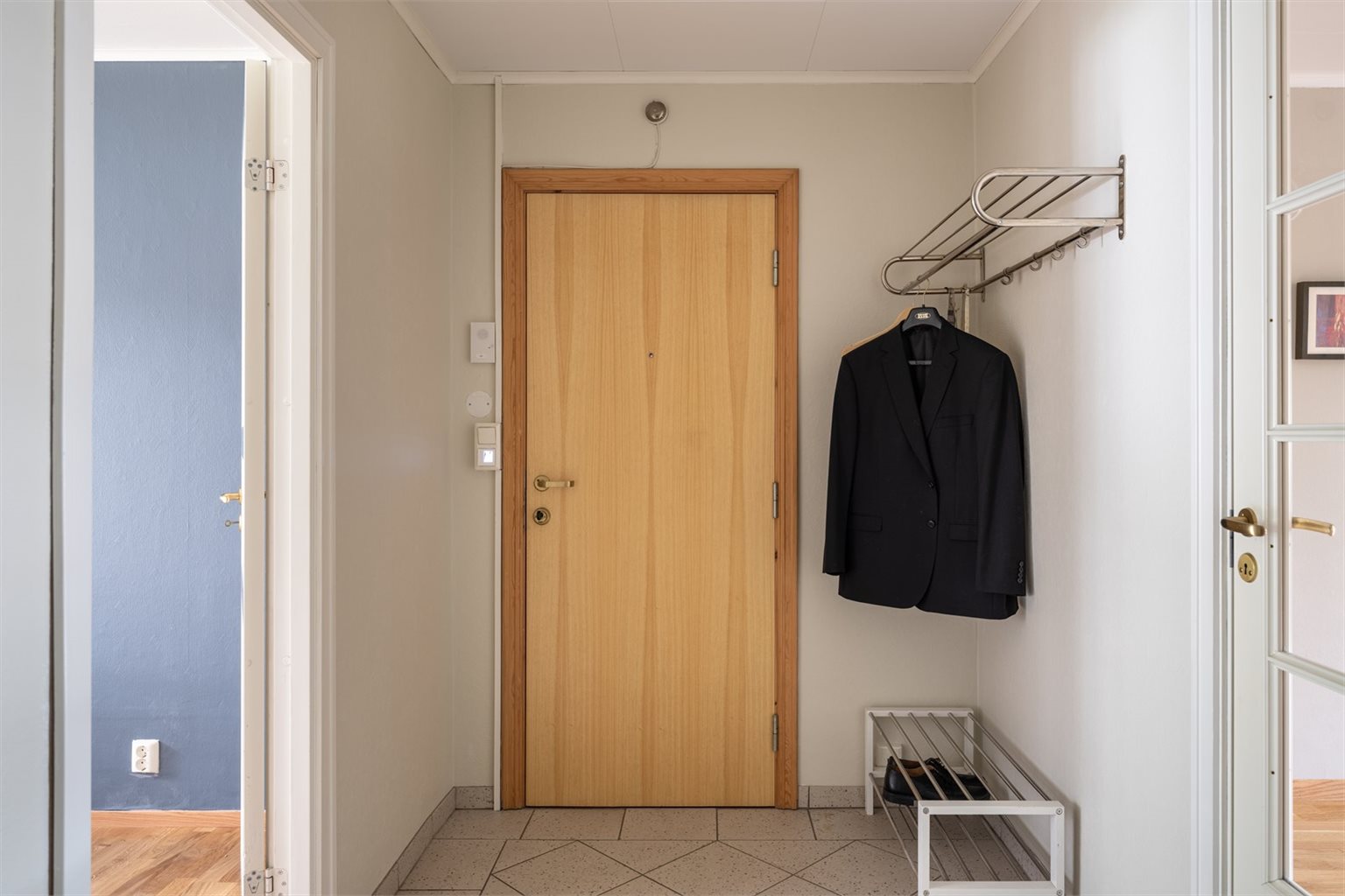 Innbydende entré på 6m² med gode muligheter for praktisk oppbevaring av yttertøy og sko.