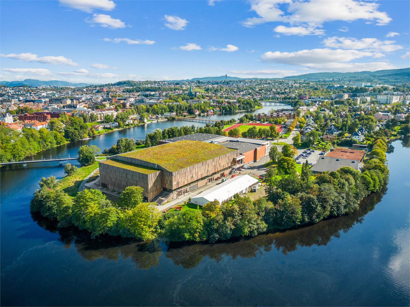 På Øya finner man Trondheim spektrum som er en flerbruksarena i Trondheim. Spektrum byr på mange arrangementer i løpet av året og ligger rundt 3 minutters gange unna.
