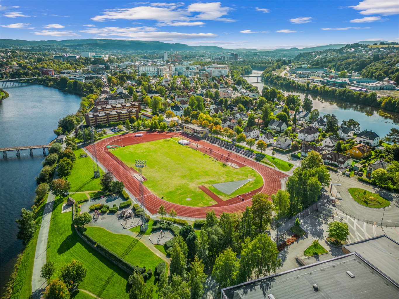 Rett ved leiligheten finner du både Spektrum og friidrettsanlegget Øya stadion.