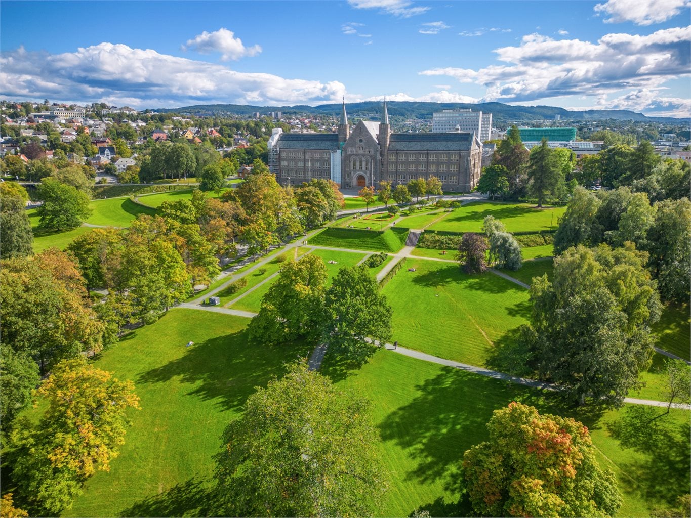 NTNU Gløshaugen ligger ca. 15 minutters gange fra leiligheten.