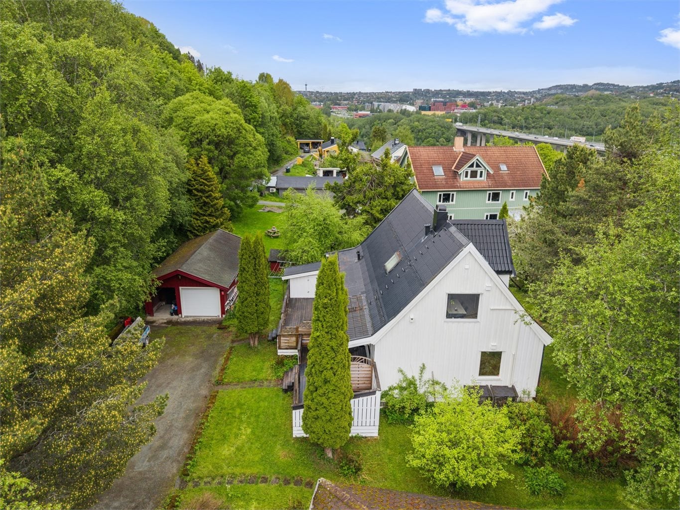En sjarmerende hel tomannsbolig på 184m² med en rekke gode kvaliteter som blant annet egen utleiedel!