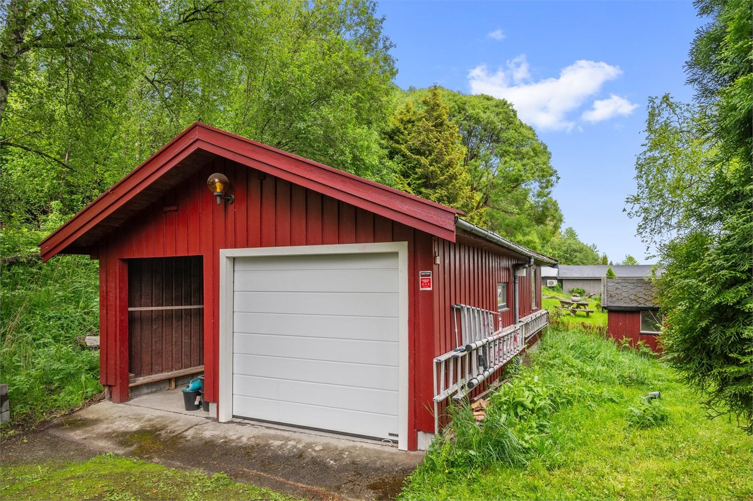 Garasjen har gode lagringsmuligheten, samt god plass til eventuelt etablering av et lite verksted.