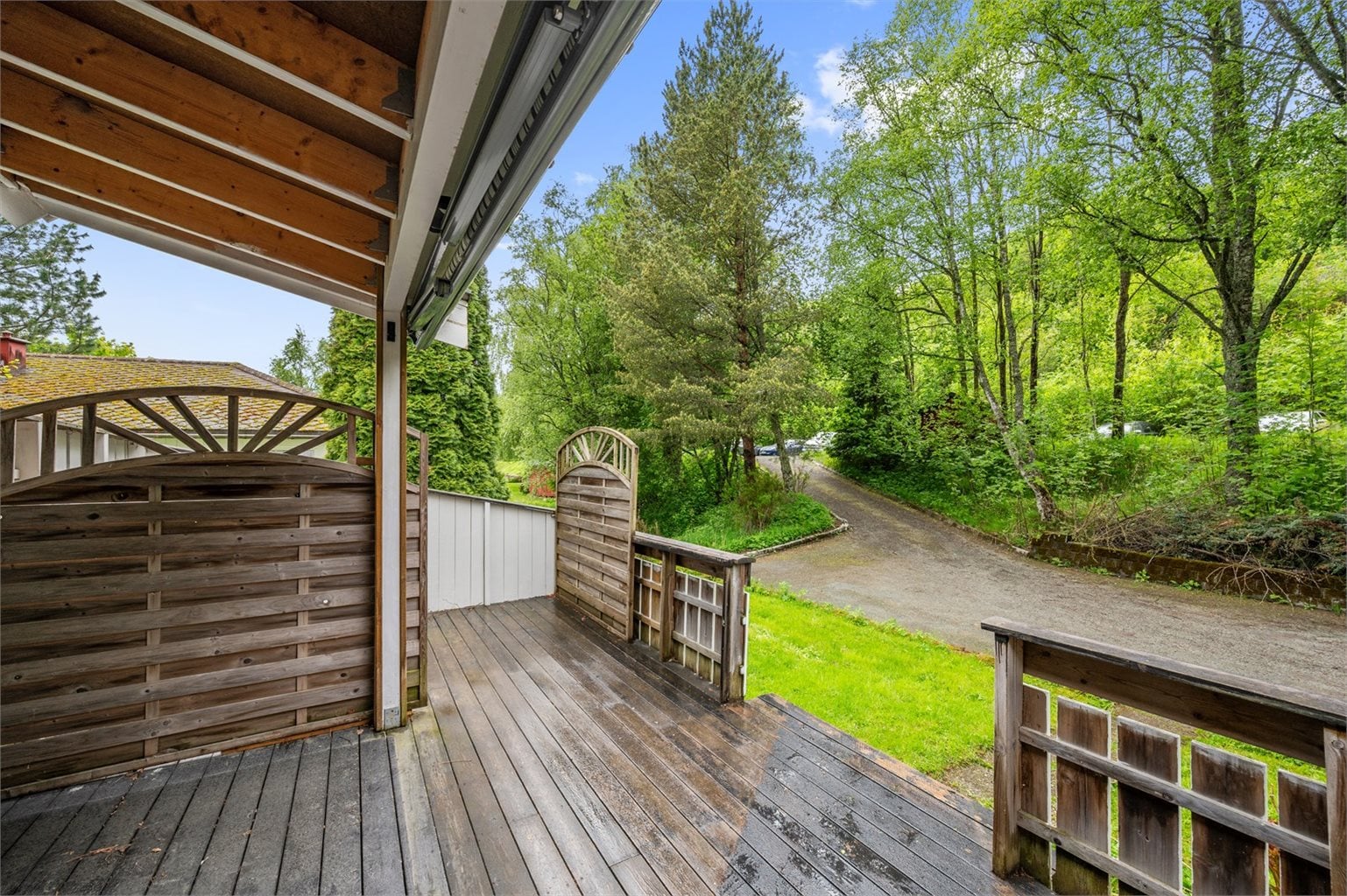 Påbygd terrasse til både hoveddelen og utleiedelen gir gode uteoppholdsarealer for begge boenheter.