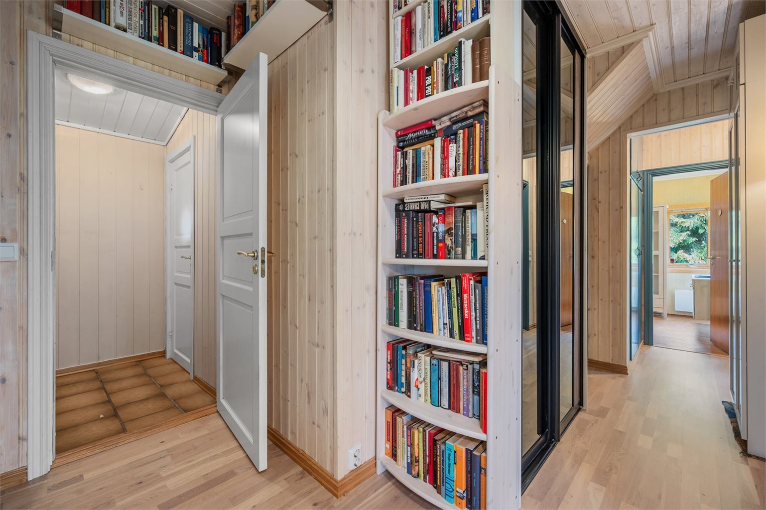 Gangen er på 10,5m² og innehar praktisk integrert garderobeskap. 