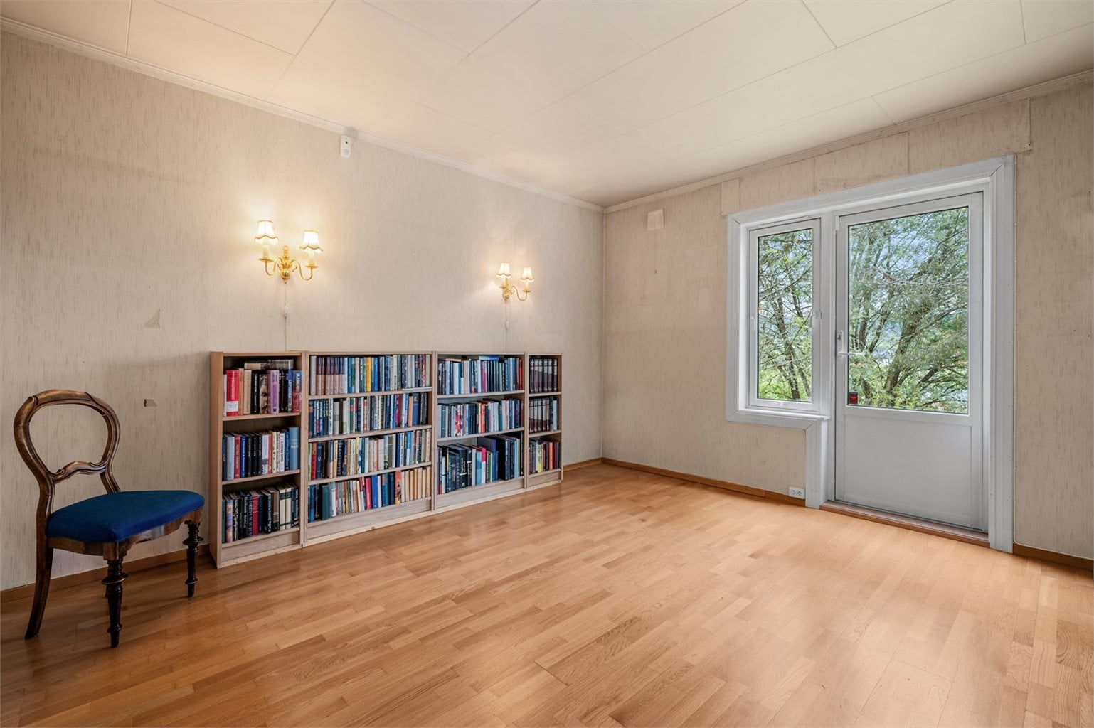 Boligens stue strekker seg over hele 17 m².