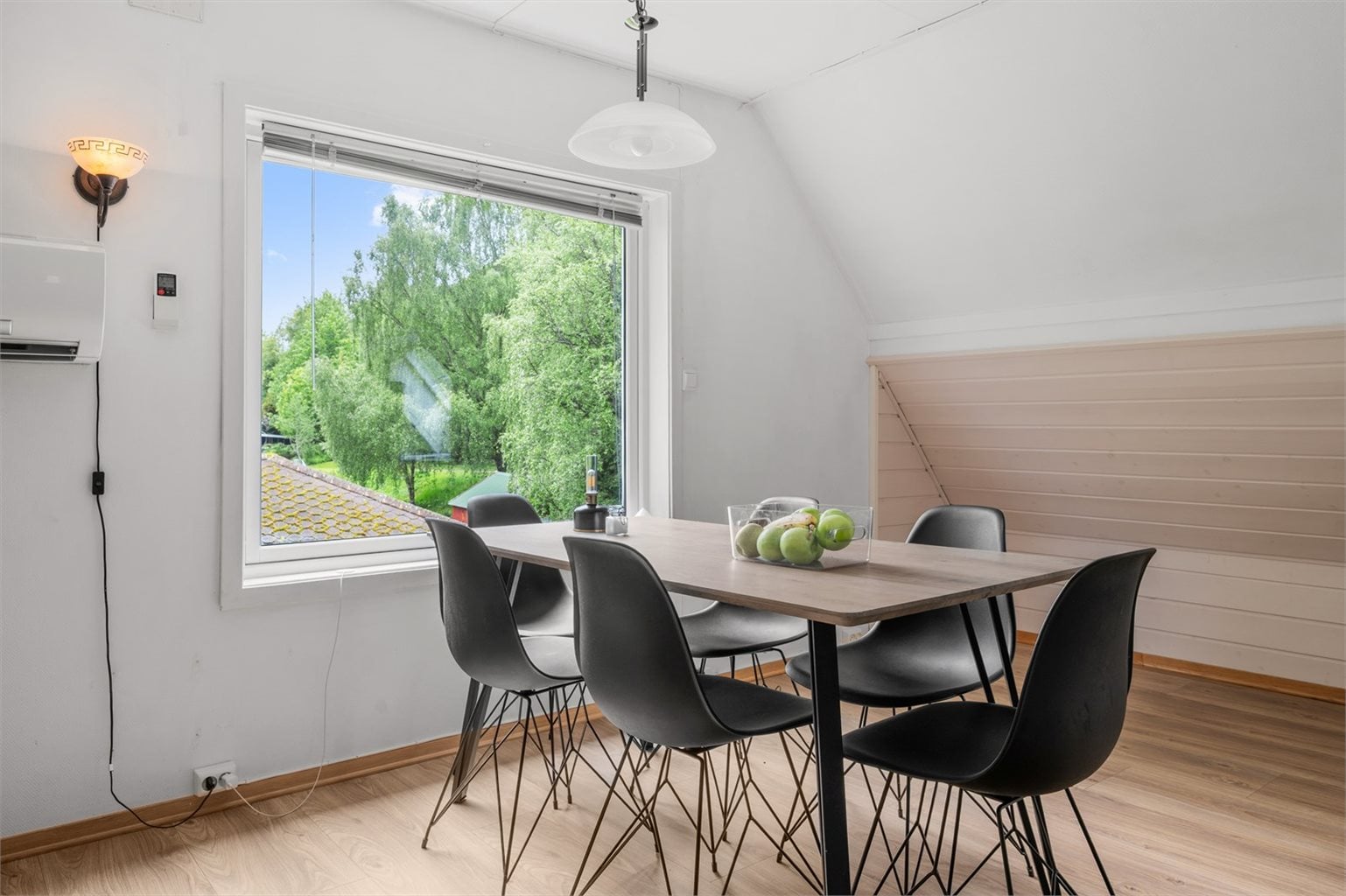 Utleiedelen byr på god plass til ønsket møblering, med en naturlig deling i stuen som gir rom for spisegruppe.
