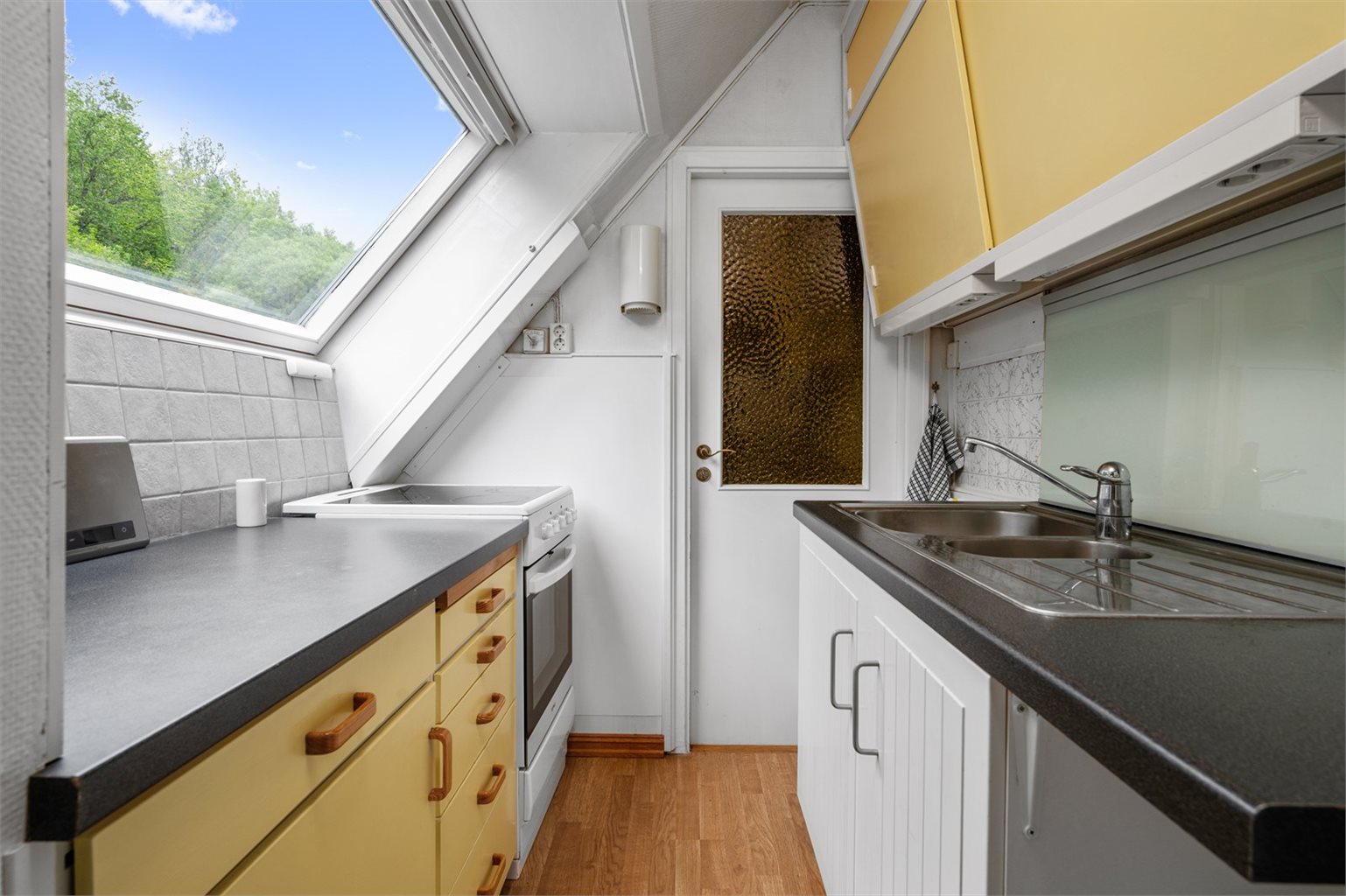 Lyst og kompakt kjøkken på 2,5m².