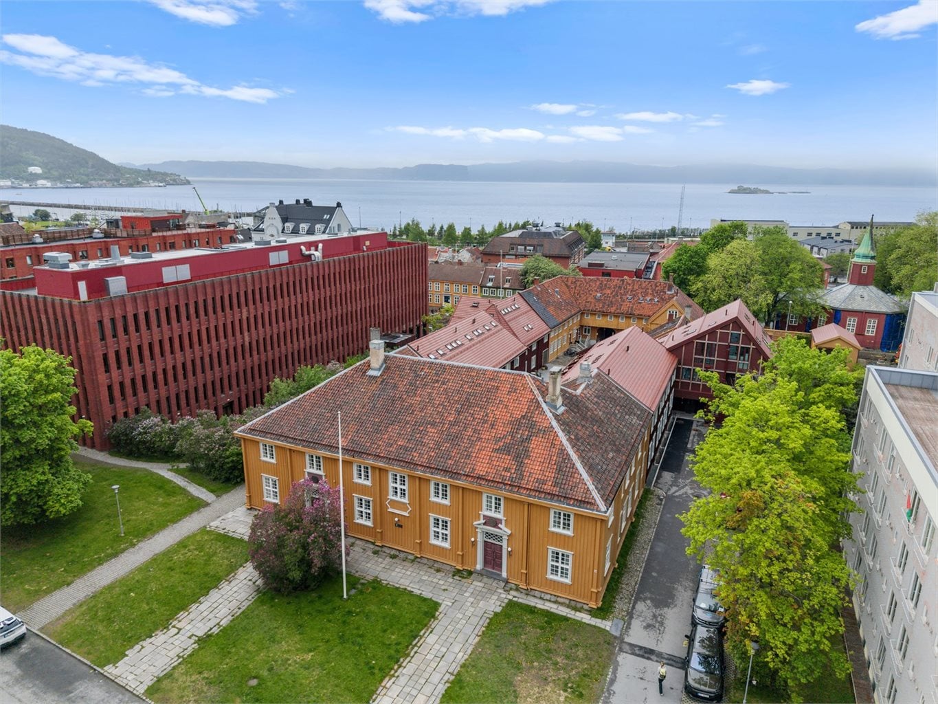 Her bor du midt i sentrum med alt du trenger av servicetilbud like i nærheten. 