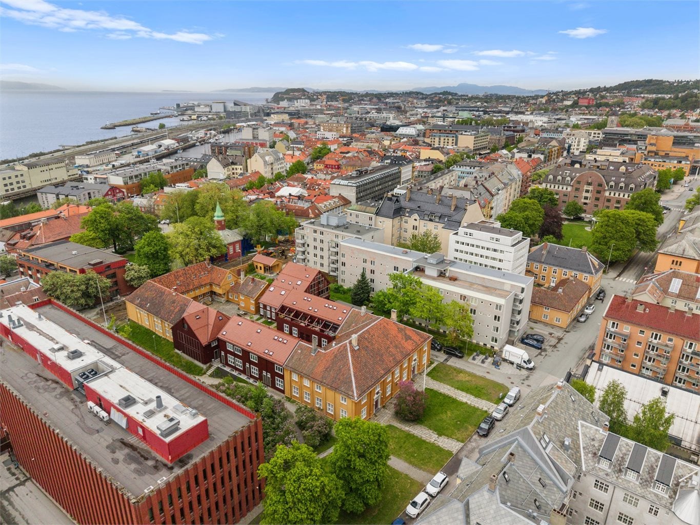 Tukthuset har en svært interessant historie. Leiligheten er en del av sameiet som omfatter de eldre byggene i Erling Skakkes gate 60 og Kongens gate 85.