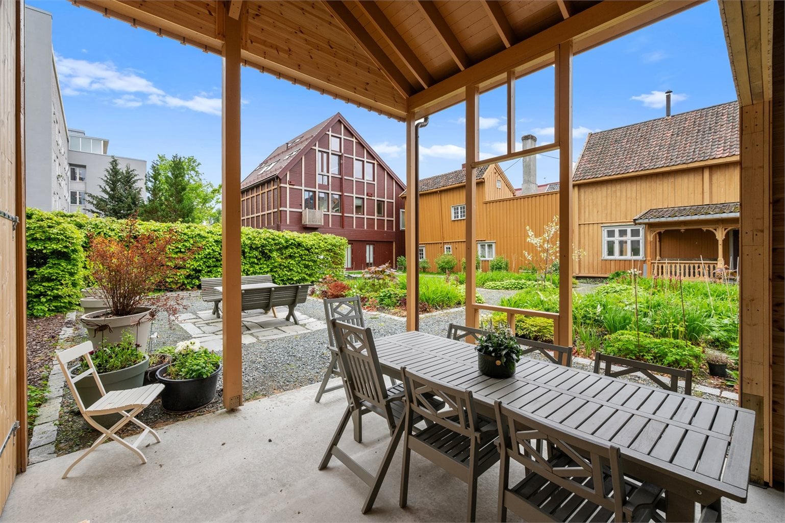 Sameiet har felles uteområder og et lysthus som beboerne kan benytte seg av.