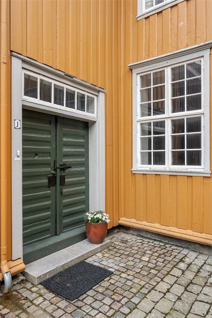 Velkommen inn! En helt særegen selveierleilighet over to plan. 