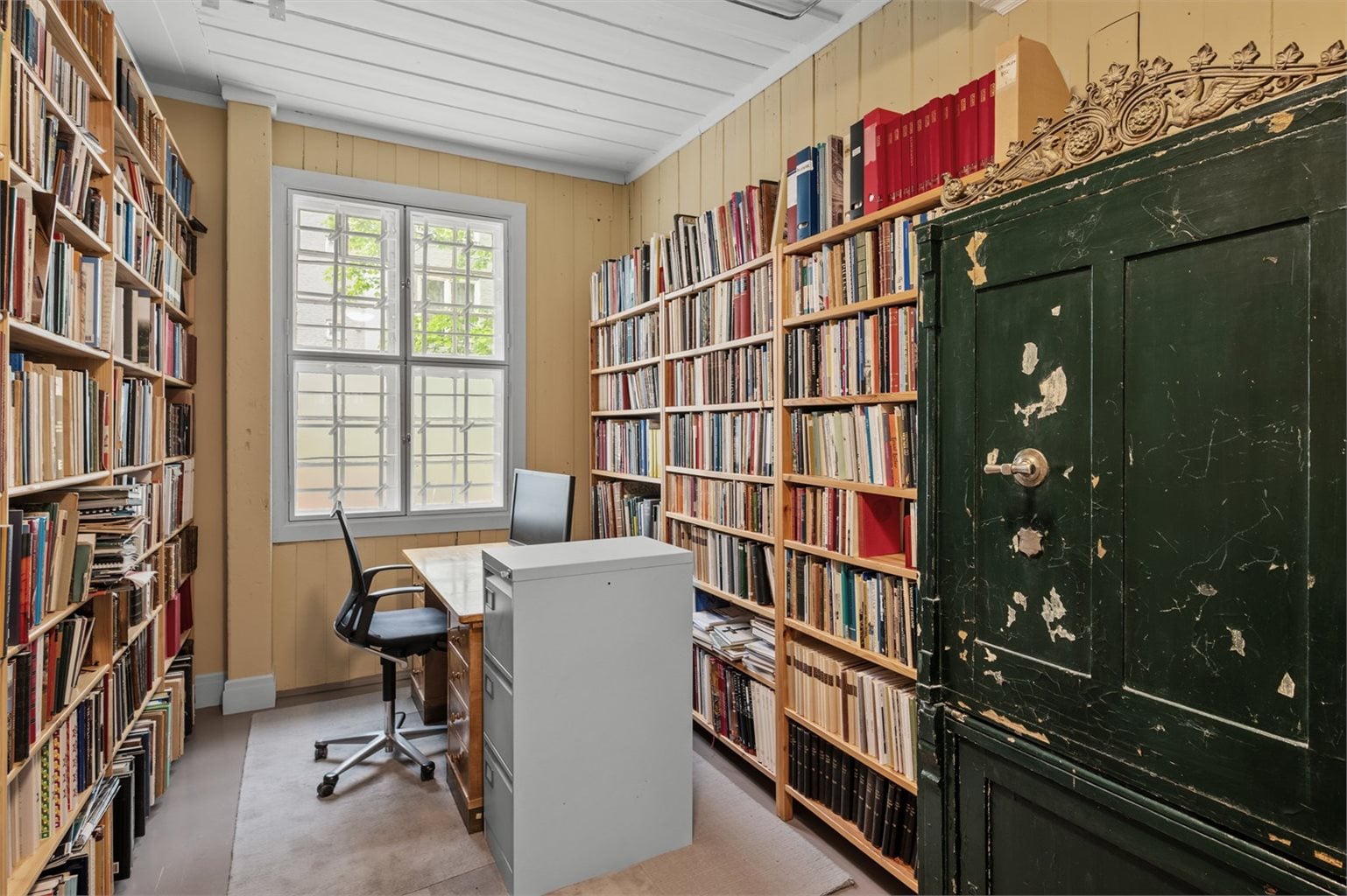 Bibliotek som i dag er i bruk som kontor. 