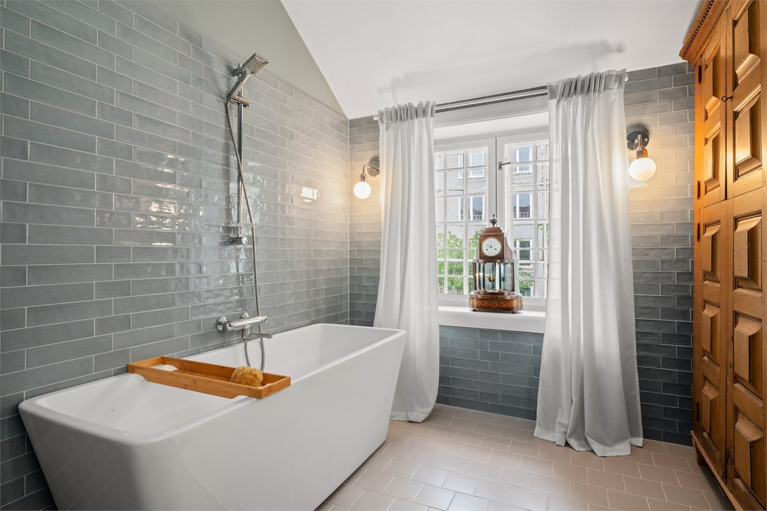 Badet er utstyrt med både dusj og badekar, vegghengt toalett og servant med gode oppbevaringsmuligheter. 