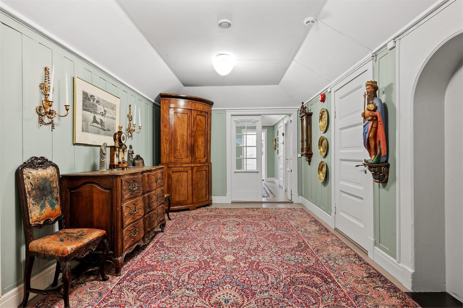 Romslig hall som knytter sammen rommene. 