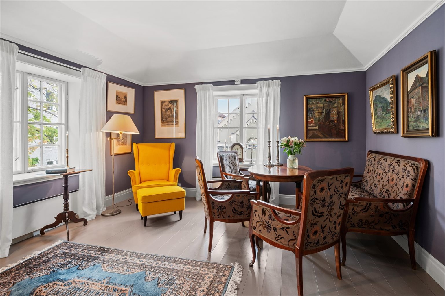 Videre inn finner vi stue som måler 15,5 m². 