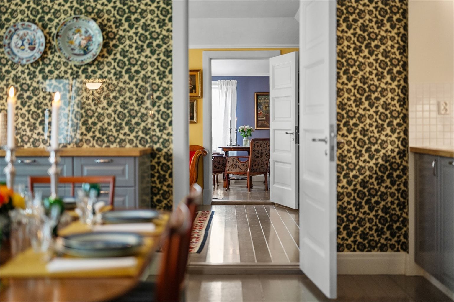 Videre inn finner spisestue. 
