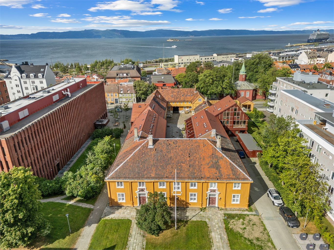 Boligen er en del av det som en gang var Trondheim tukthus og har en lang historie. Bygget har blant annet vært brukt som lagmannsrett og kirkesal. 