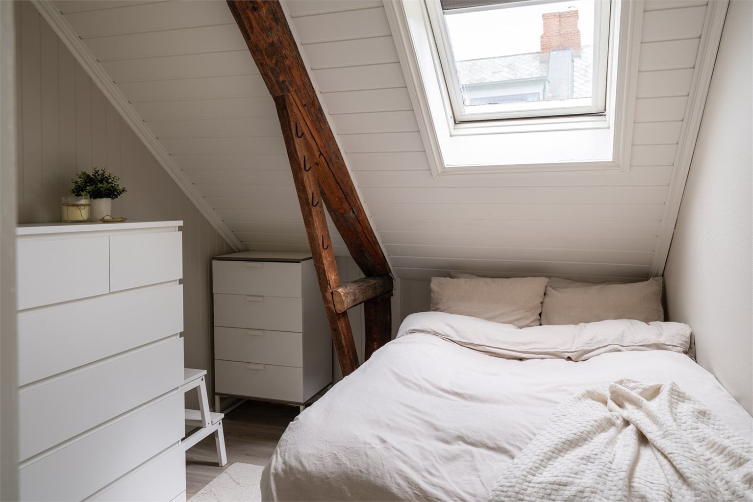 Soverommene strekker seg over 7,5m² og 5,5m².  Rommet er malt opp av nåværende eier.