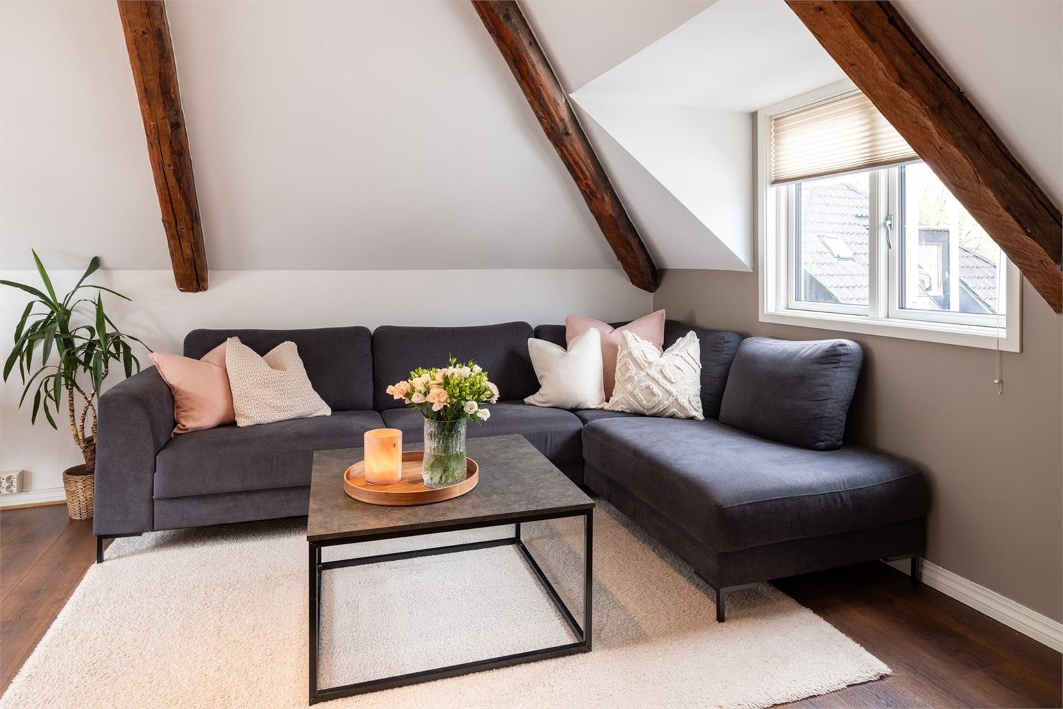 Leiligheten strekker seg over 42m² og byr på entre, bad, 2 soverom, stue og kjøkken. Det er egen sportsbod på 8m²  i kjeller. 