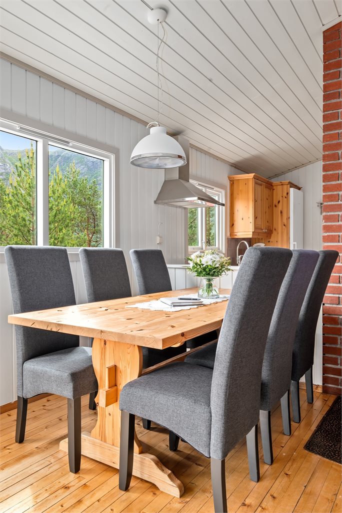 Hytta har en hyggelig spisegruppe, et naturlig samlingspunkt for måltider og sosialt samvær