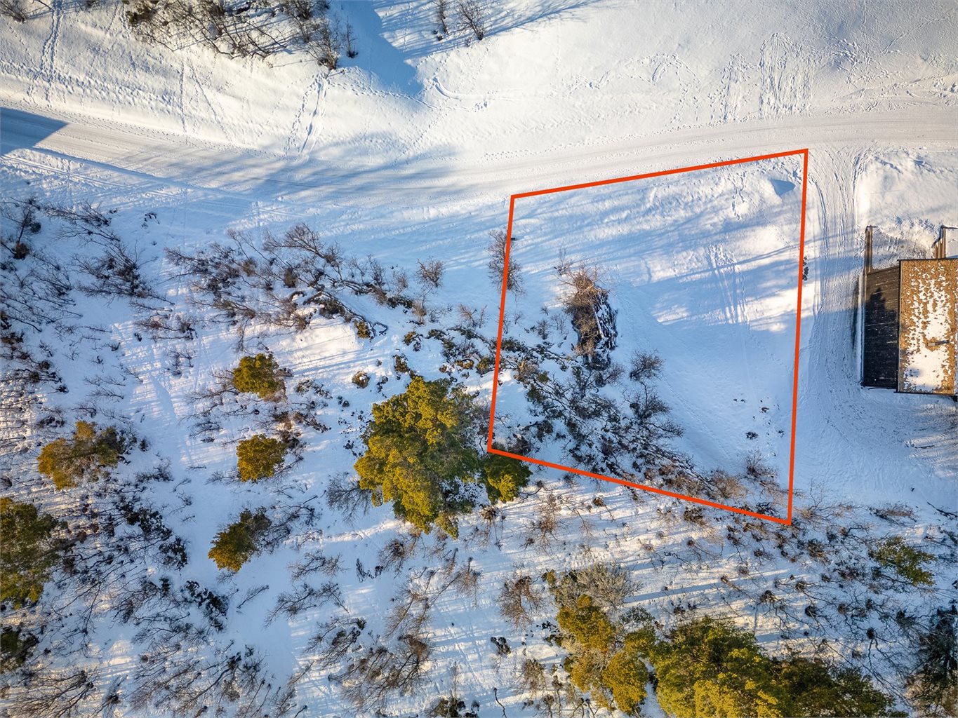 Tomten ligger attraktivt til i Kleberberget, Gjevilvassdalen på Oppdal. Fantastisk beliggenhet for deg som er glad i friluftsliv både sommer som vinter!