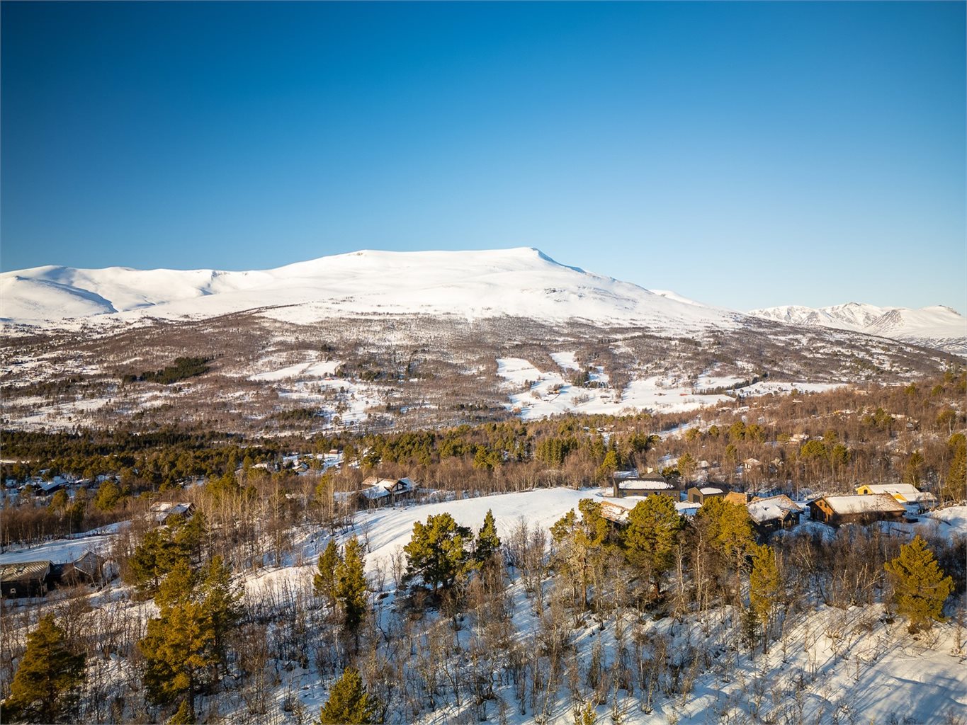 Oppdals alpinanlegg er en kort kjøretur unna. Det samme er handlemuligheter i Oppdal sentrum.  
