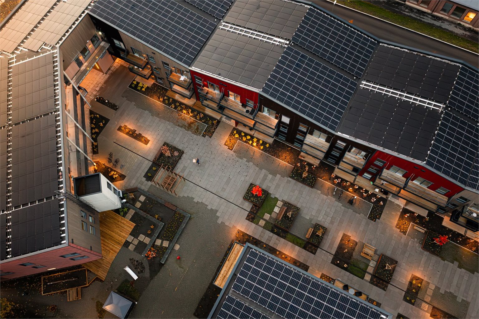 Det er solcellepaneler i takene med energileveranse fra NTE Marked AS på alle boligblokkene i sameiet Gartnersletta