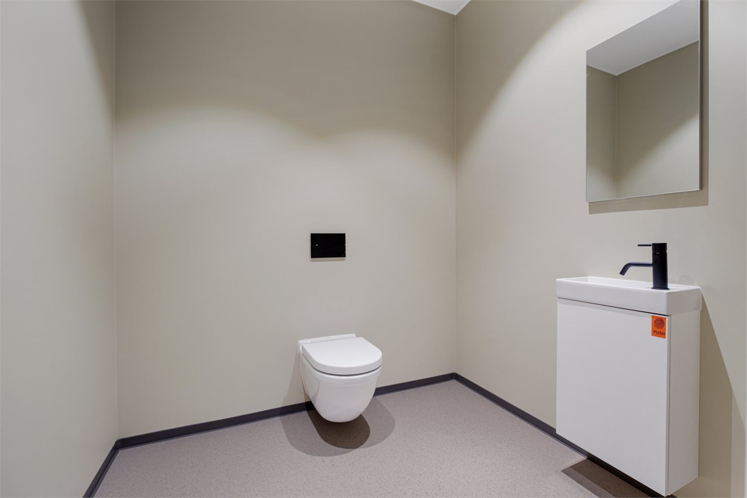Toalettet er på 3,7m² og ligger i tilknytning til entre. Det er innredet med servant med Tappwell servantbatteri i matt sort, veggmontert wc og speil på vegg over servant