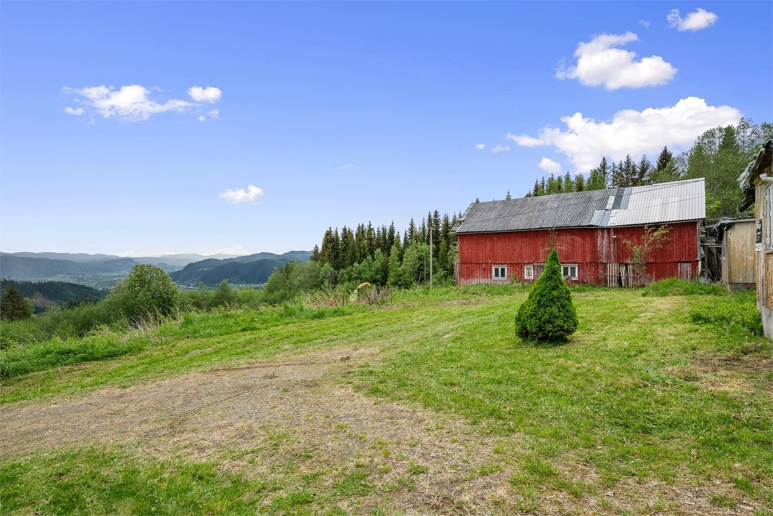 Fra Flålykkjvegen og opp til gårdstunet har eiendommen egen vei.