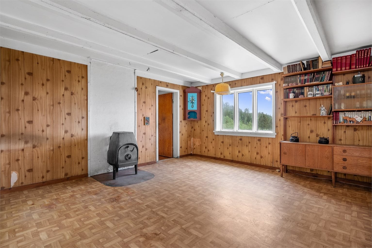 På hovedplanet har boligen to stuer og to eldre kjøkken.
