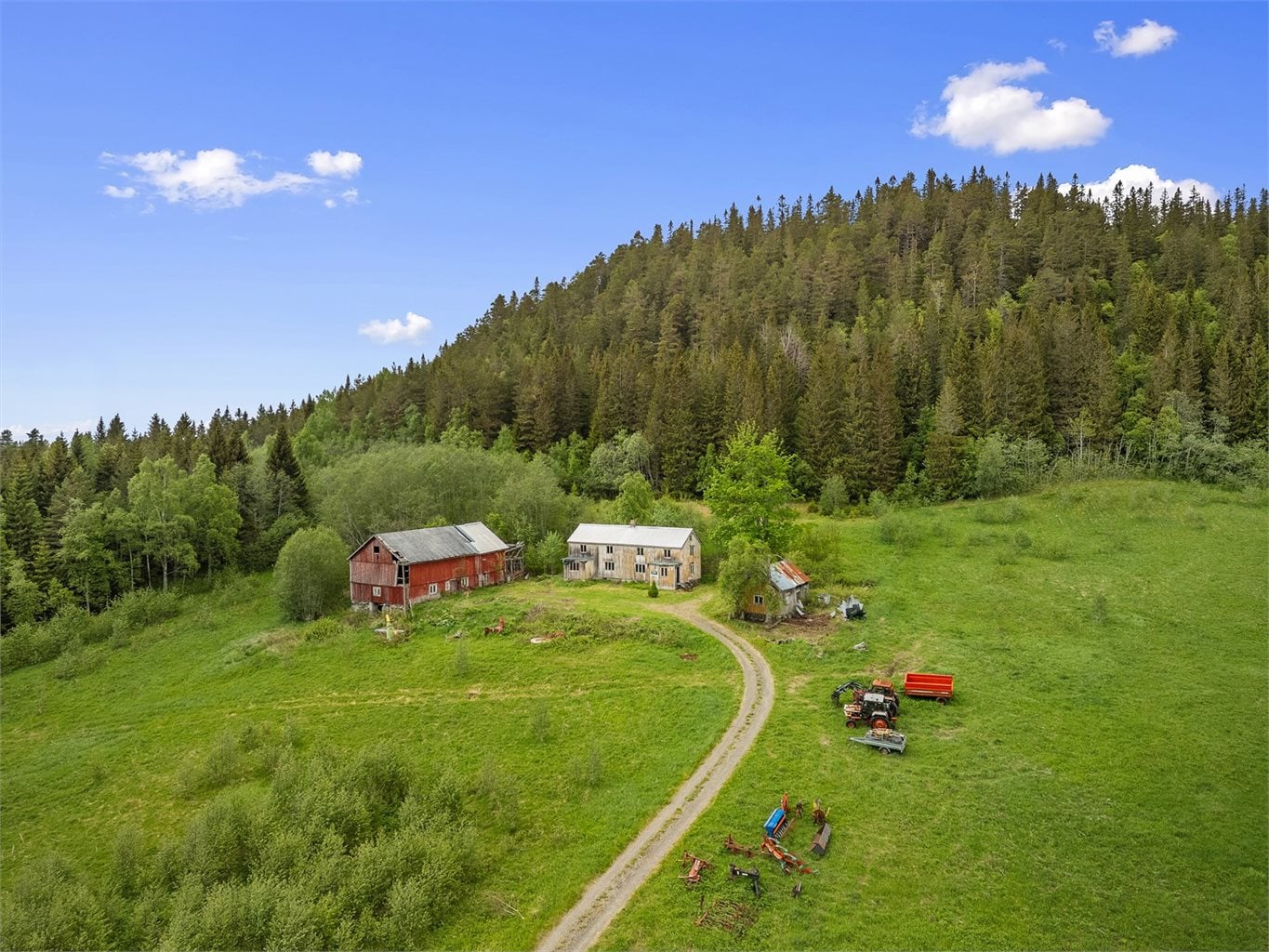 Velkommen til Flålykkjvegen 170 – et stort, usjenert og fredelig småbruk i vakre omgivelser. Foto: Interiørfoto v/Haukdal.
