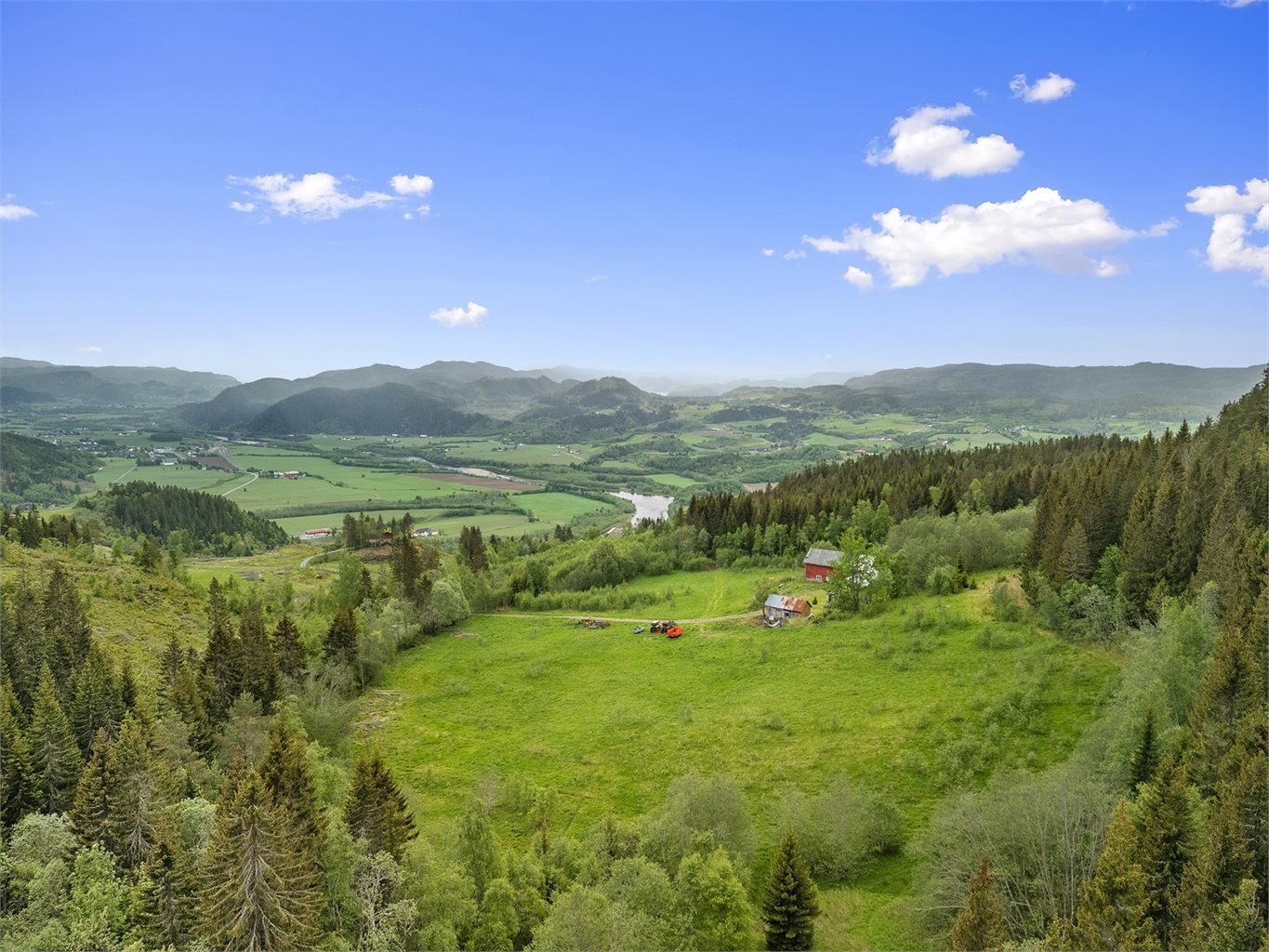 Eiendommen består av ca. 33,2 dekar fulldyrka jord og 52,6 kvm produktiv skog, og ligger idyllisk plassert helt for seg selv!