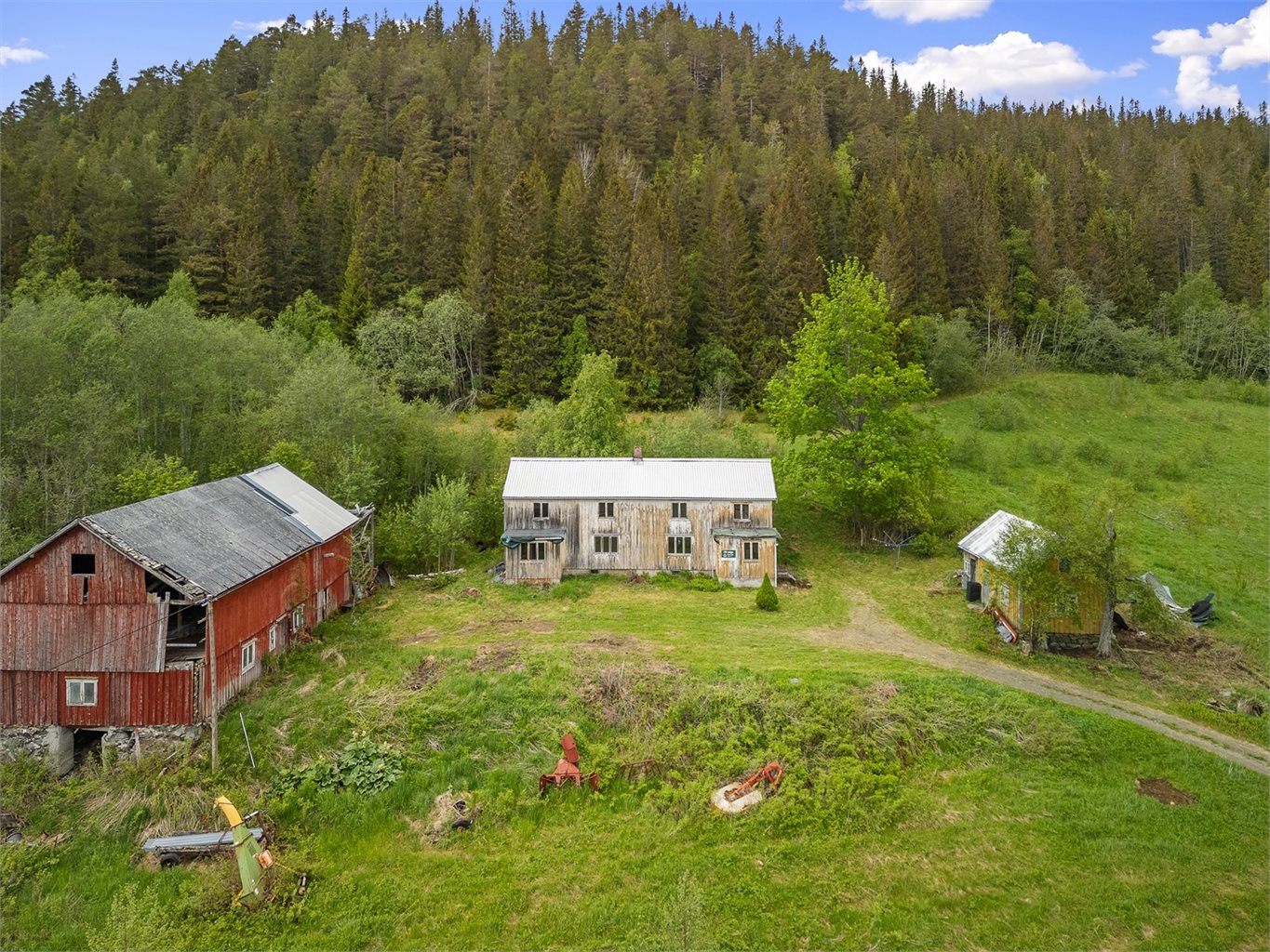 Småbruket har behov for renovering, men potensialet er enormt og mulighetene mange! Velkommen til en hyggelig visning!