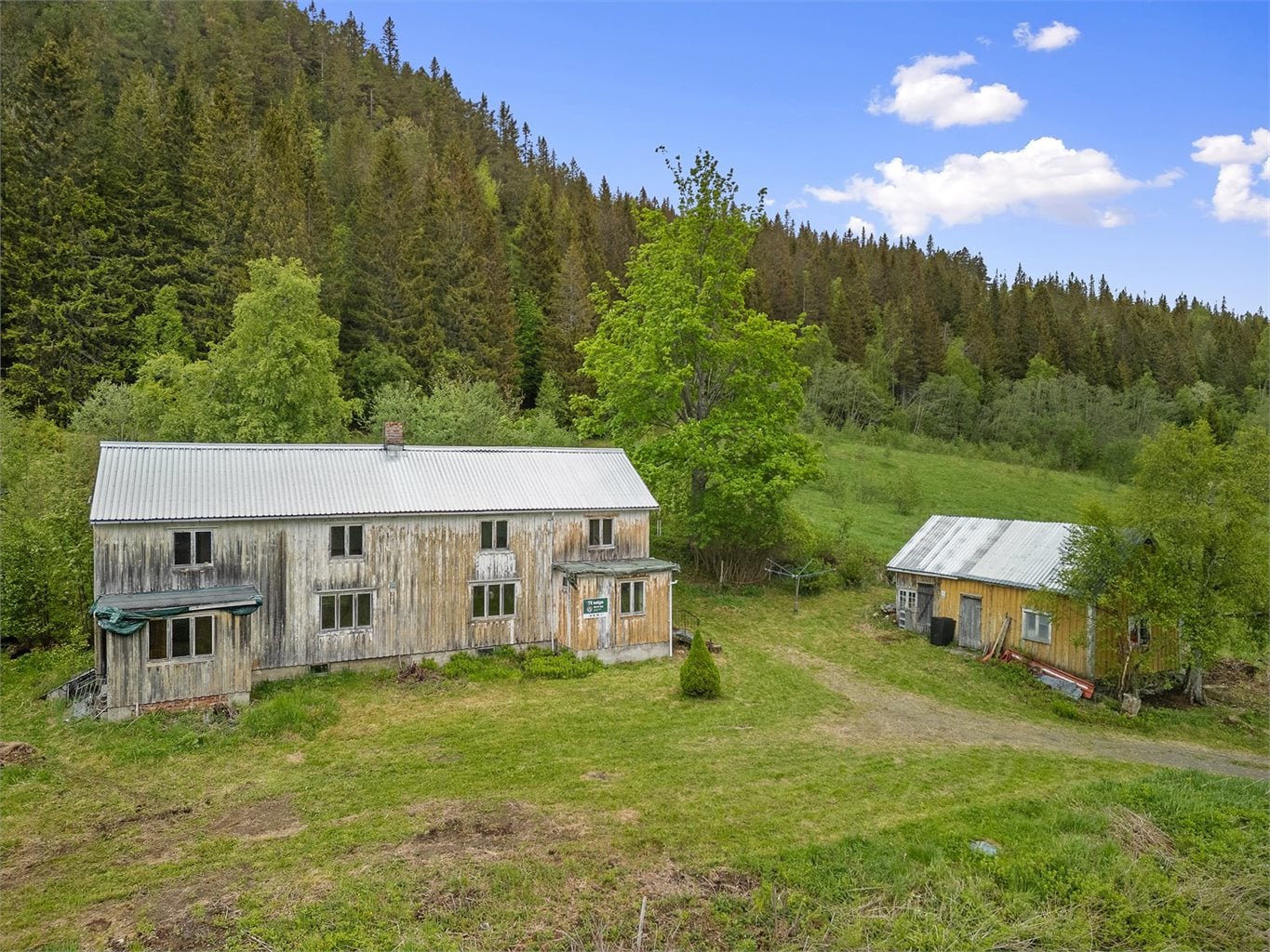 Planløsningen i hovedhuset går over to etasjer pluss grovkjeller for lagring.