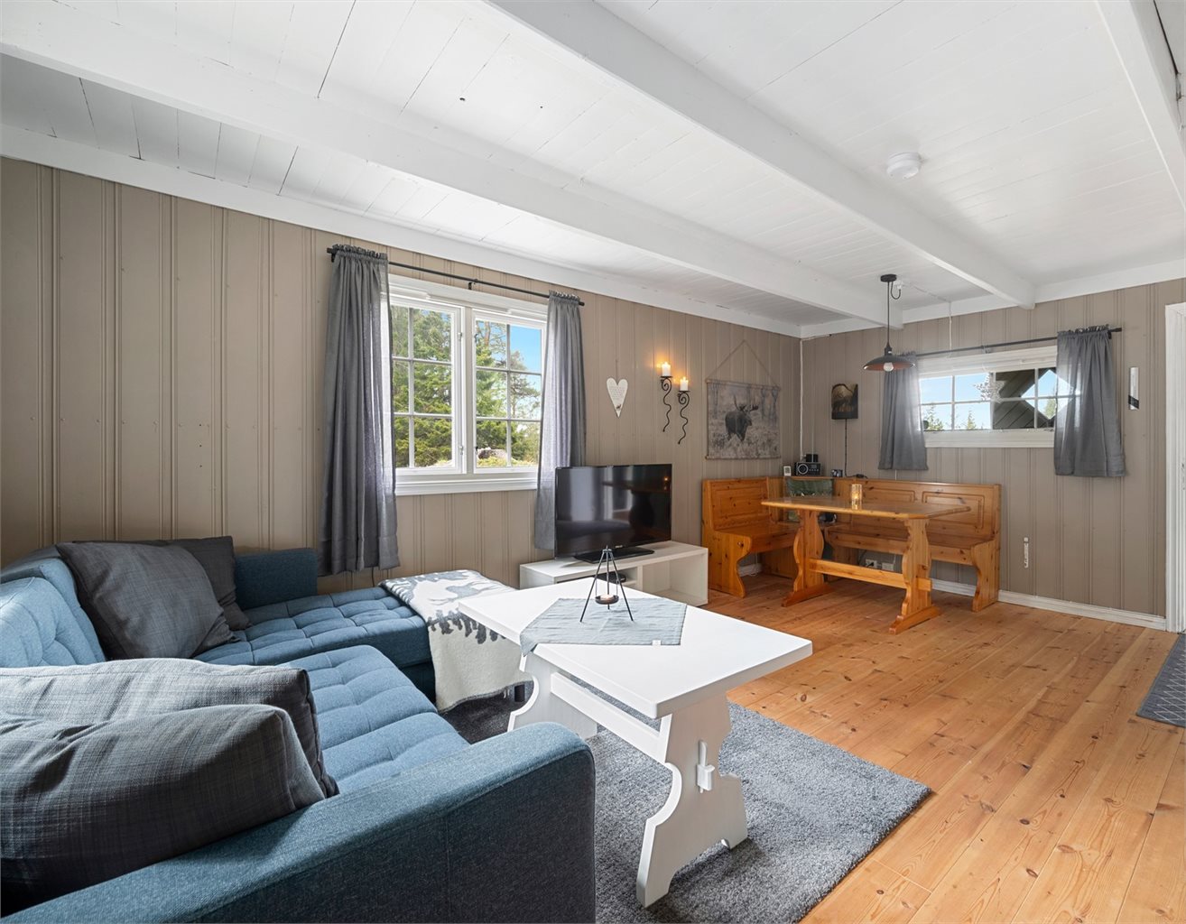 Det er god plass til både sofagruppe, tv-møblement og spisebord.